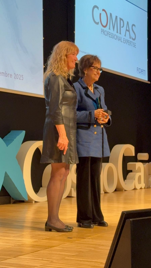 Premios-FIDEM-2025-Angels-Roqueta-entrega-el-galardon-a-Angels-Vallvenbsp